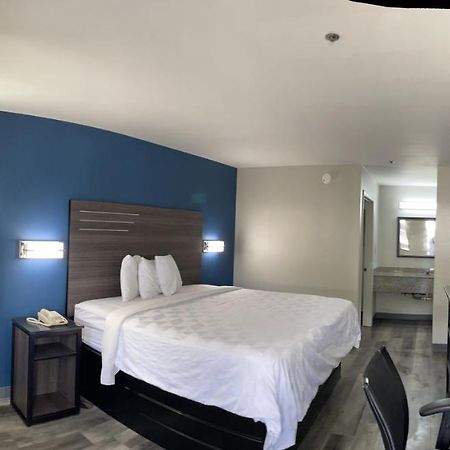 Griffin Inn & Suites Bagian luar foto