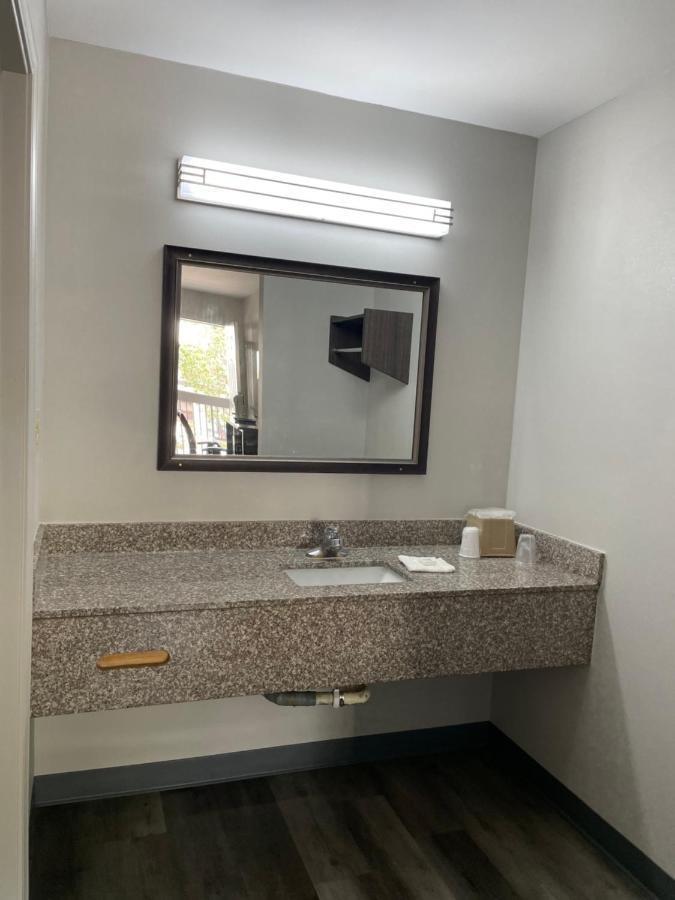 Griffin Inn & Suites Bagian luar foto