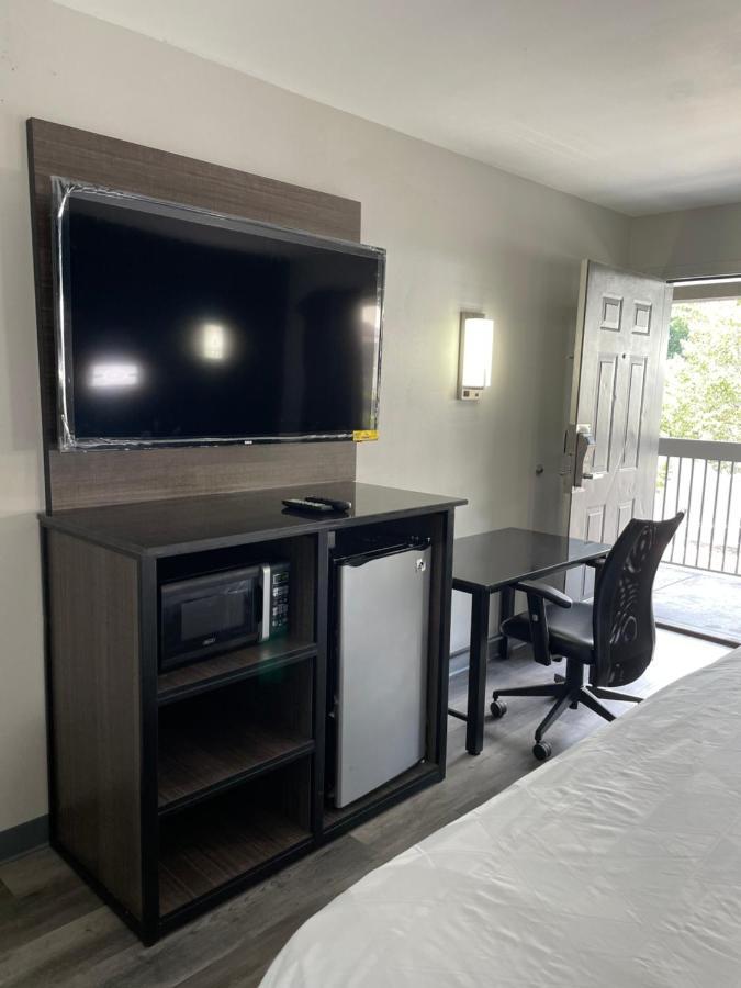 Griffin Inn & Suites Bagian luar foto