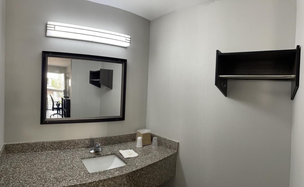 Griffin Inn & Suites Bagian luar foto
