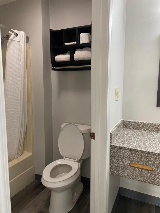 Griffin Inn & Suites Bagian luar foto